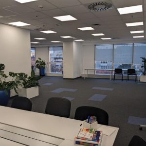 Moderan kancelarijski prostor u poslovnoj zgradi
