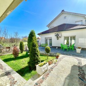 Visenamenski Prostor sa lepom bastom i saunom